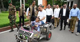 বিশেষ চাহিদাসম্পন্ন তরুণের বানানো ‘স্মার্ট কারে’ চড়লেন প্রধানমন্ত্রী